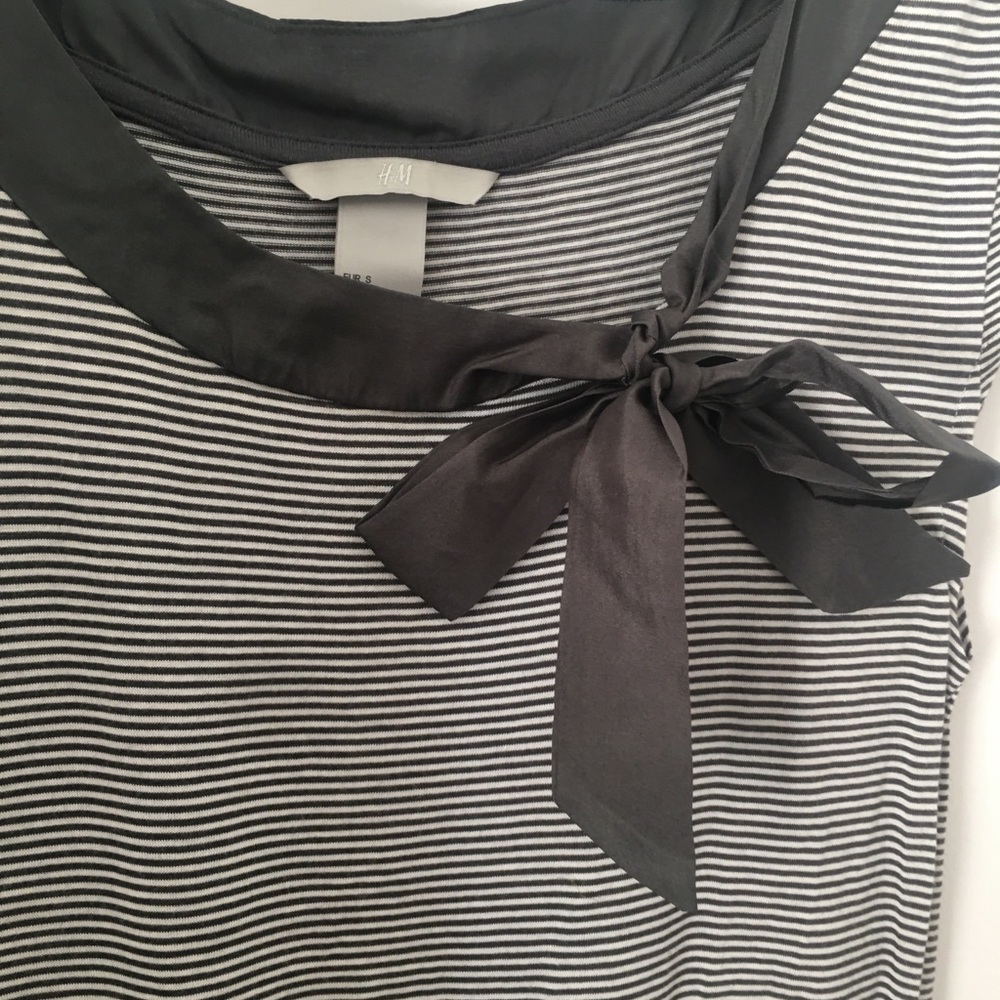 Bow strips H&M shirt